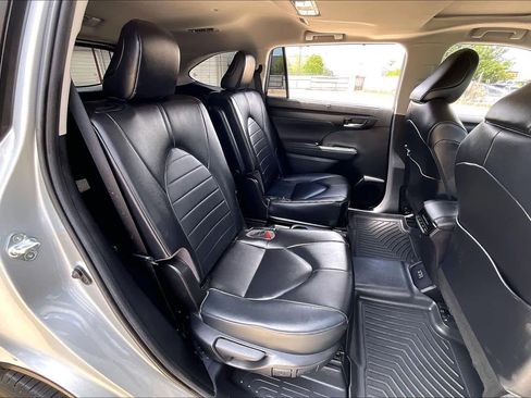 Used 2023 Toyota Highlander XLE image 20