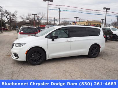 New 2024 Chrysler Pacifica Limited w/ Uconnect Theater Family Group