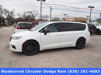 New 2024 Chrysler Pacifica Limited w/ Uconnect Theater Family Group image 1