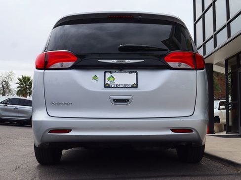 Used 2023 Chrysler Voyager LX image 12