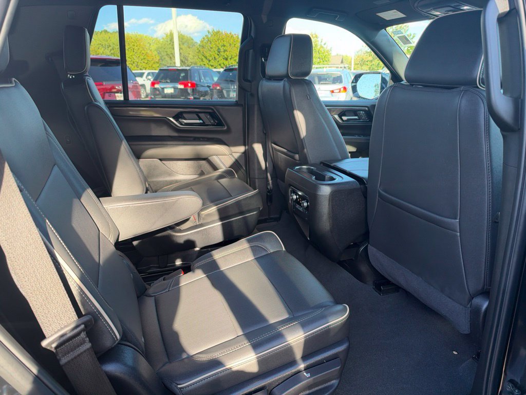 Used 2025 GMC Yukon Elevation w/ LPO, Elevation Black Package AWD/4WD image 19