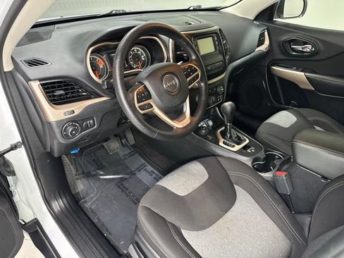 Used 2018 Jeep Cherokee Latitude w/ Safety Group AWD/4WD image 9