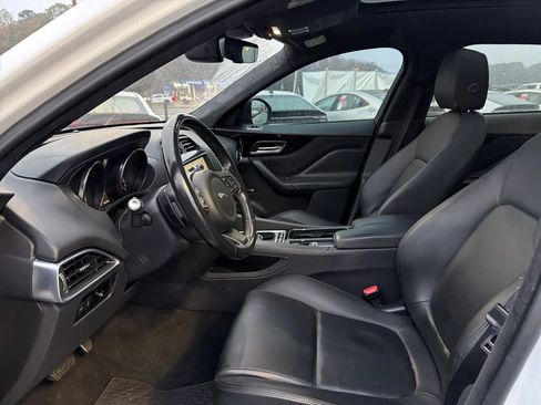 Used 2019 Jaguar F-PACE Premium image 11
