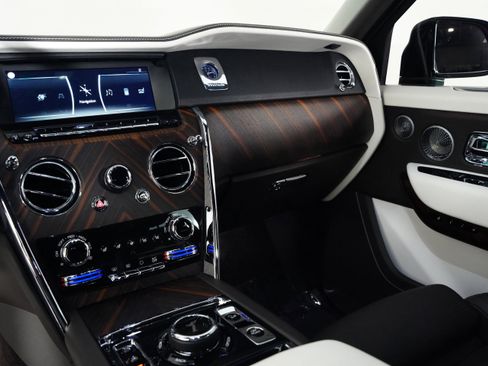 Used 2023 Rolls-Royce Cullinan w/ Cullinan Package image 53