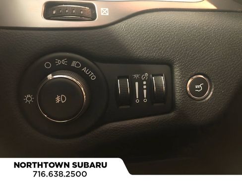 Used 2019 Jeep Cherokee Limited AWD/4WD image 12