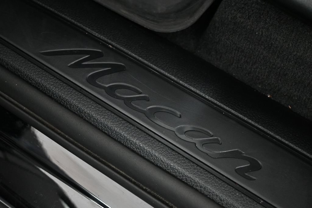 Certified 2025 Porsche Macan AWD/4WD image 33