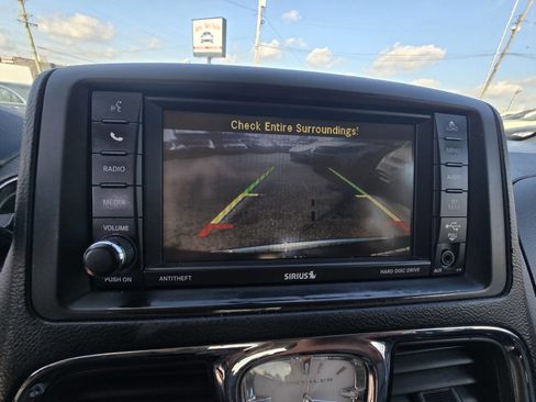 Used 2014 Chrysler Town & Country Touring-L w/ Driver Convenience Group image 21