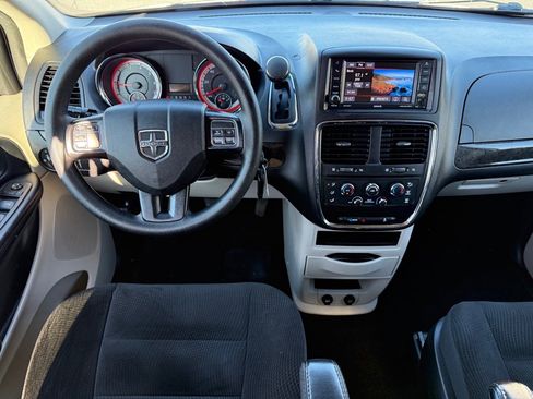 Used 2019 Dodge Grand Caravan SE w/ UConnect Hands-Free Group image 17