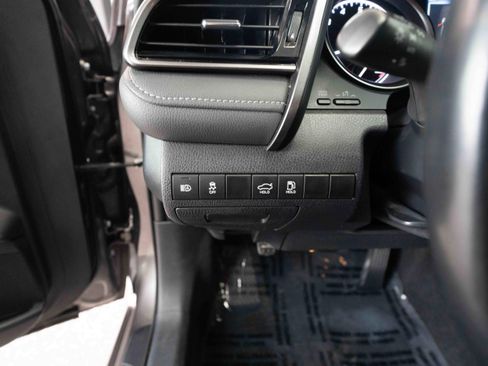 Used 2024 Toyota Camry SE image 11