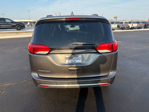 Used 2017 Chrysler Pacifica Touring-L image 4