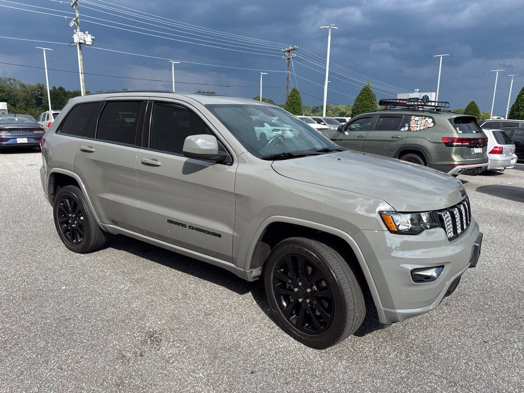 Used 2021 Jeep Grand Cherokee Laredo X AWD/4WD image 3