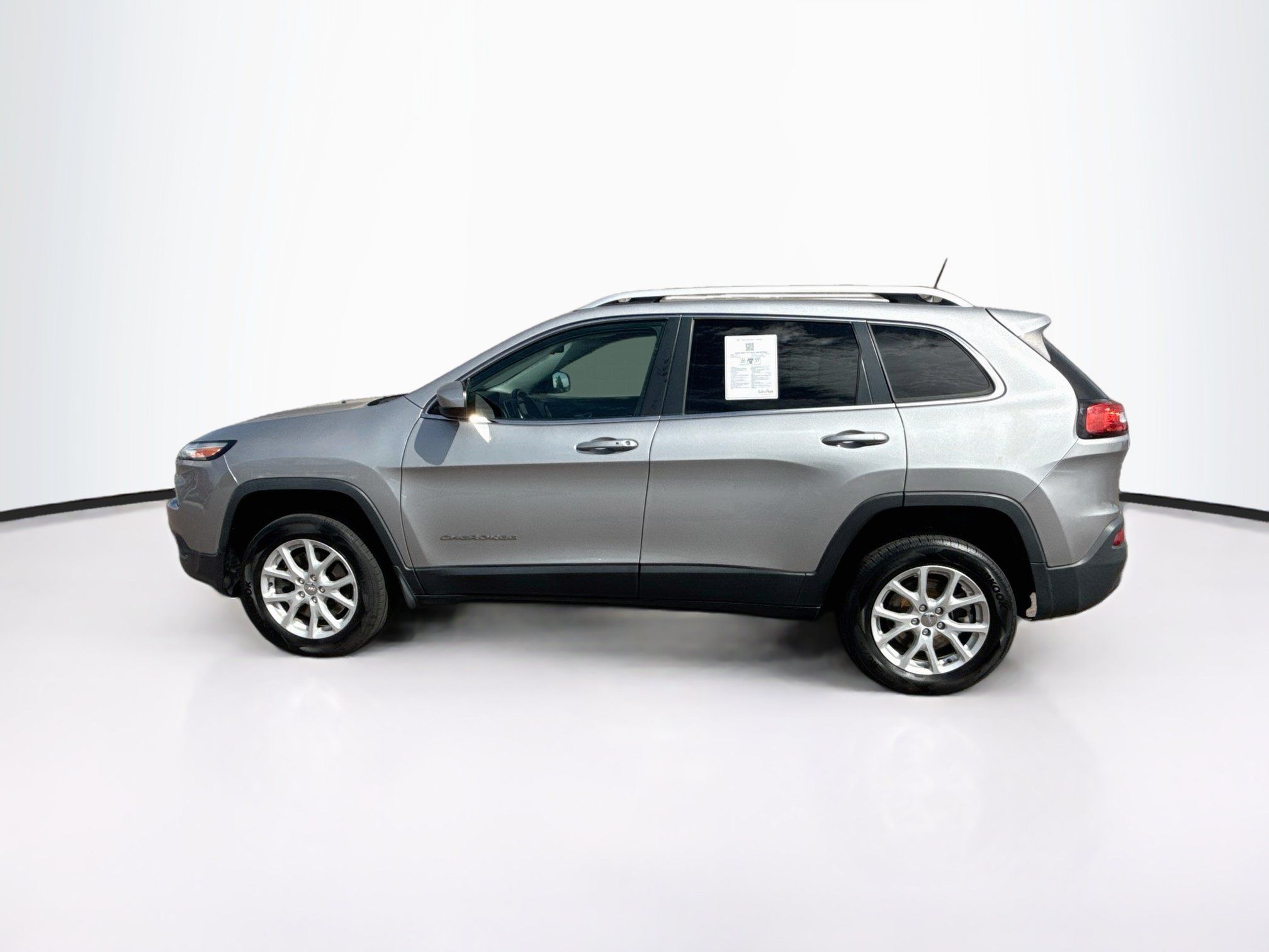 Used 2017 Jeep Cherokee Latitude w/ Comfort/Convenience Group AWD/4WD image 4