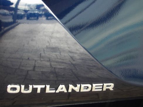 New 2025 Mitsubishi Outlander SE image 8