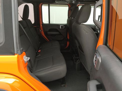 Used 2018 Jeep Wrangler Unlimited Sahara image 19