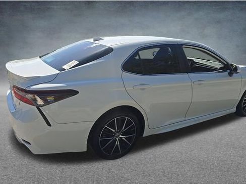 Used 2023 Toyota Camry SE FWD image 3