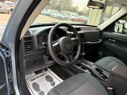 Used 2012 Jeep Liberty Sport image 10