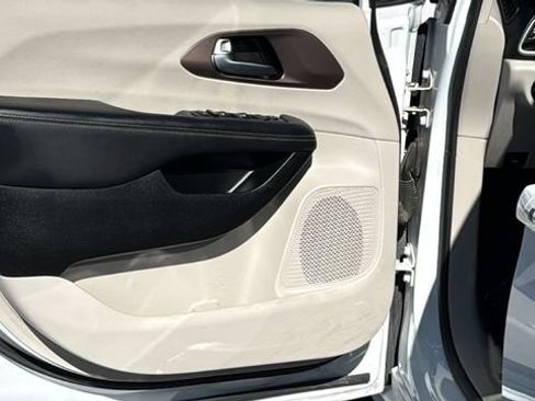 Used 2023 Chrysler Voyager LX FWD image 23