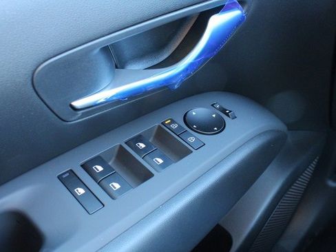 Used 2025 Hyundai Tucson SE image 24