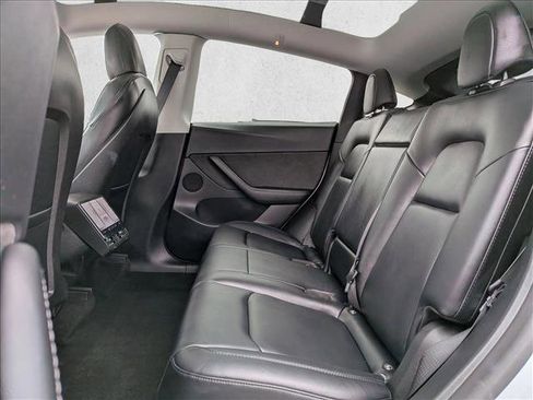 Used 2022 Tesla Model Y Long Range image 19