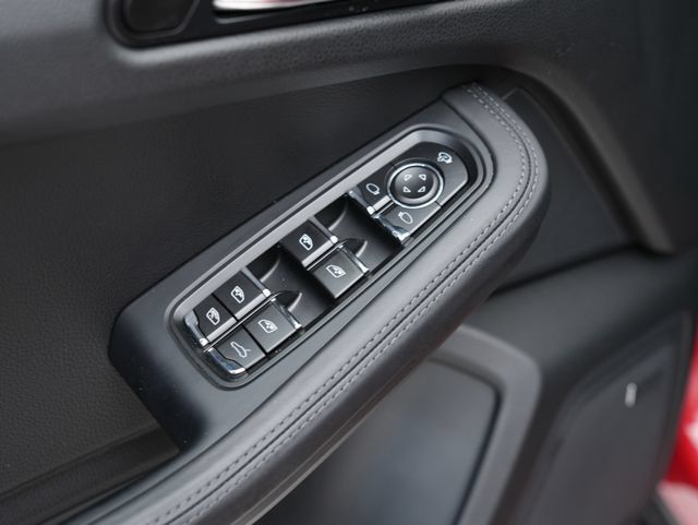 Certified 2026 Porsche Macan AWD/4WD image 11