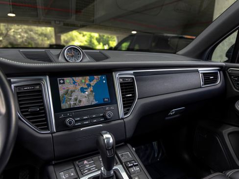 Certified 2018 Porsche Macan GTS AWD/4WD image 38