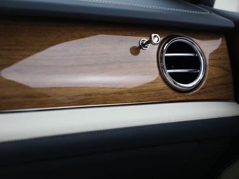 New 2025 Bentley Bentayga Extended Wheelbase image 31