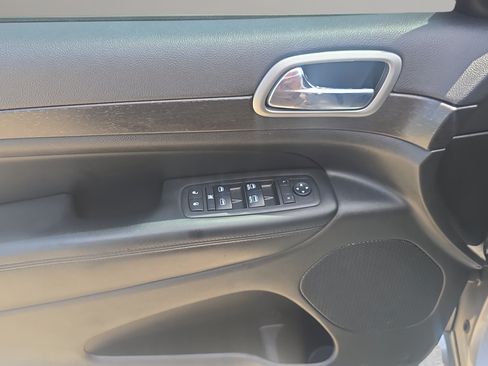 Used 2018 Jeep Grand Cherokee Altitude AWD/4WD image 16