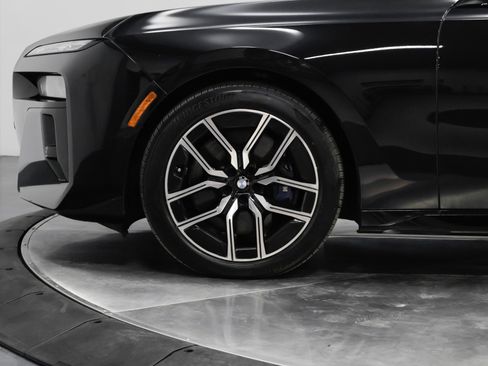 Used 2023 BMW 760i xDrive w/ Executive Package image 23