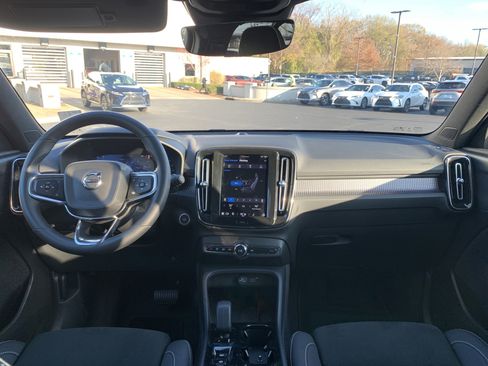 Used 2025 Volvo XC40 B5 Plus image 30