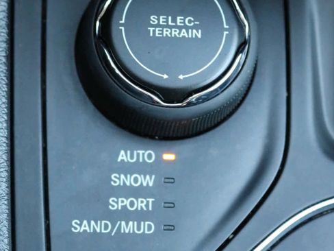 Used 2020 Jeep Cherokee Latitude AWD/4WD image 19