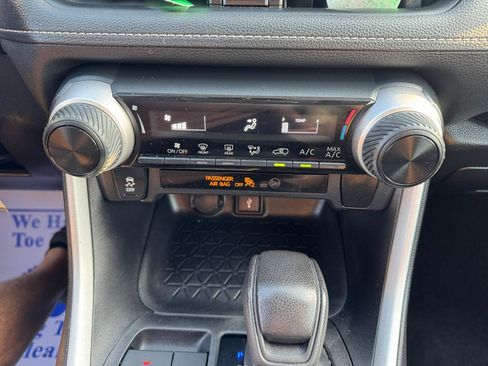 Used 2020 Toyota RAV4 LE FWD image 28