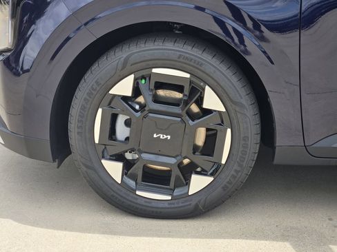 New 2026 Kia Carnival EX FWD image 9