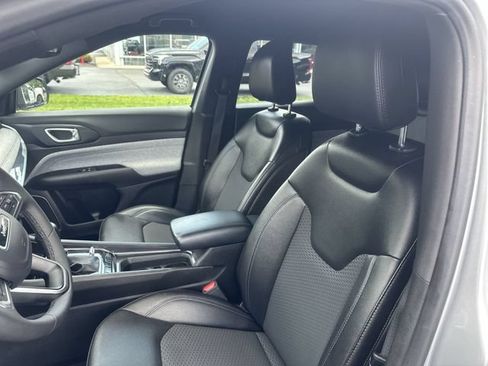 Used 2025 Jeep Compass Latitude AWD/4WD image 15