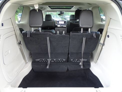 Used 2023 Chrysler Pacifica Limited image 39