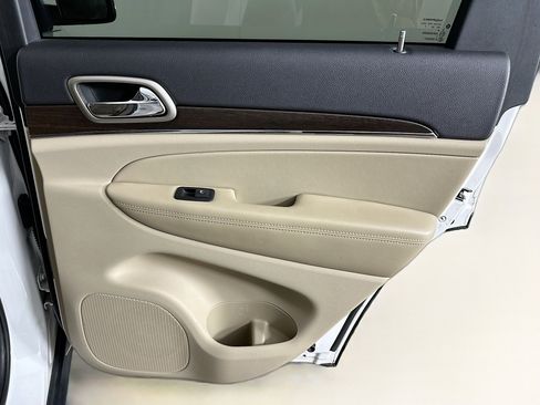 Used 2017 Jeep Grand Cherokee Limited w/ Luxury Group II image 31