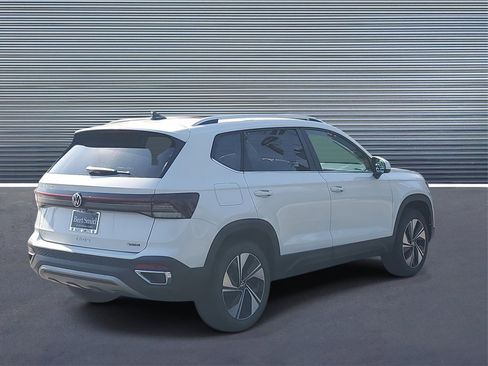 New 2026 Volkswagen Taos SE image 3