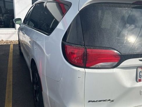 Used 2018 Chrysler Pacifica Limited image 4