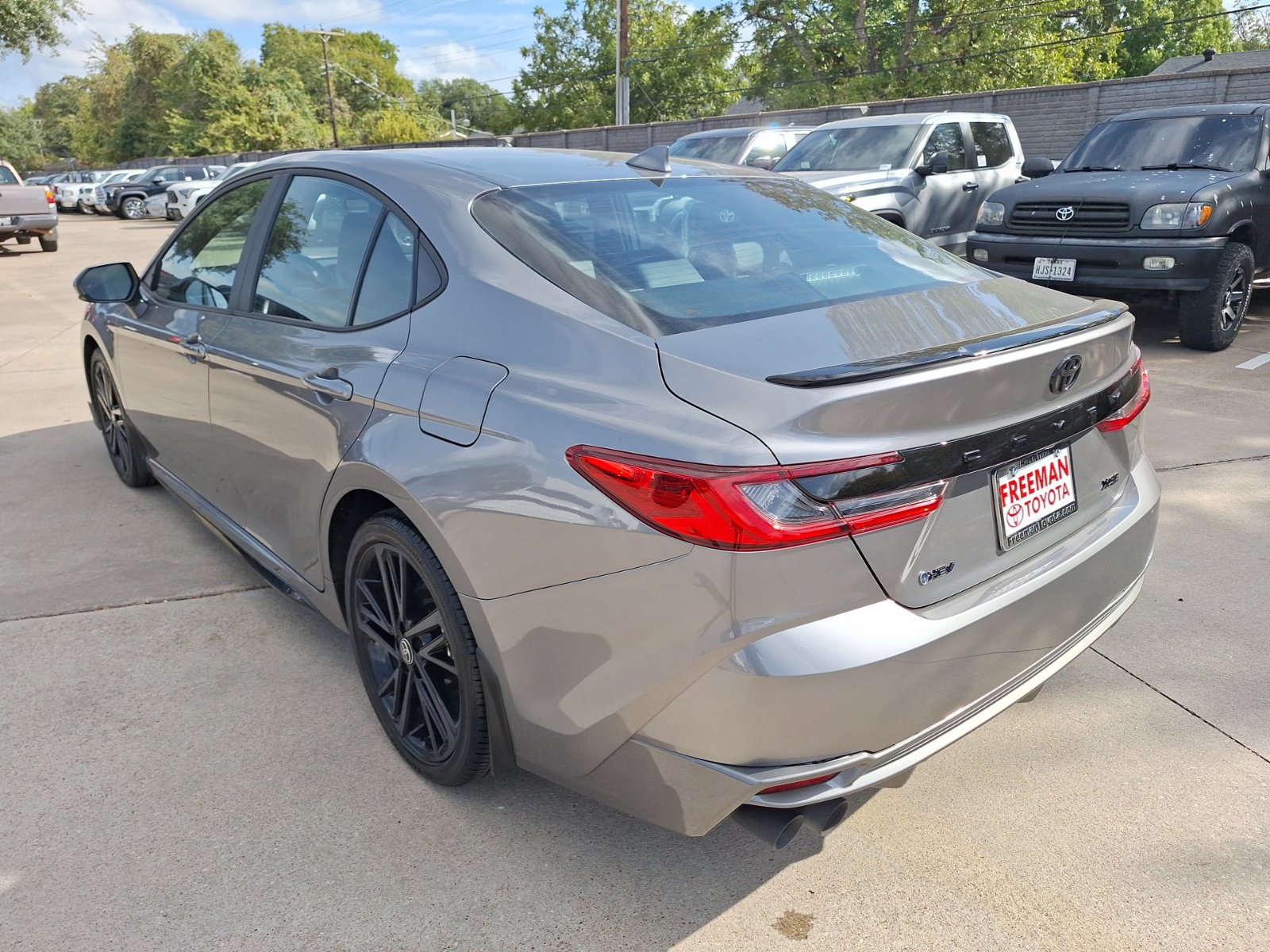 Used 2025 Toyota Camry XSE FWD image 4