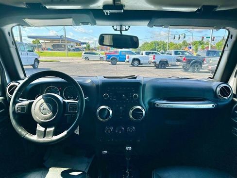 Used 2018 Jeep Wrangler Unlimited Sahara AWD/4WD image 11