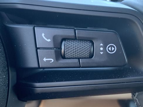 Used 2025 Porsche Cayenne image 27