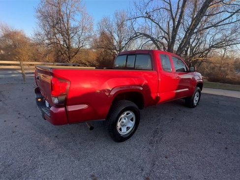 Used 2018 Toyota Tacoma SR image 8