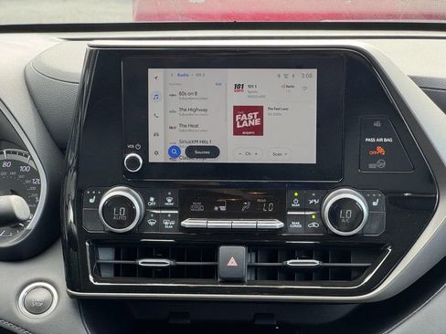 Used 2025 Toyota Highlander XLE AWD/4WD image 21