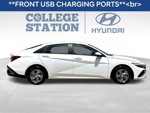 Used 2025 Hyundai Elantra SE w/ Cargo Package image 9