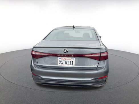 Used 2025 Volkswagen Jetta SE image 4