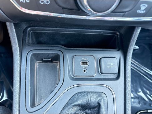 Used 2021 Jeep Cherokee Latitude Plus FWD image 28