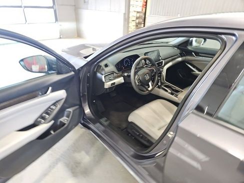 Used 2018 Honda Accord EX image 9