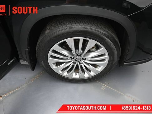Used 2023 Toyota Highlander Platinum AWD/4WD image 39
