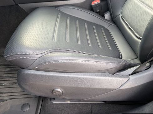 Used 2025 Mercedes-Benz GLC 350e 4MATIC image 18