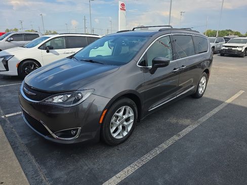 Used 2017 Chrysler Pacifica Touring-L w/ Tire & Wheel Group FWD image 5