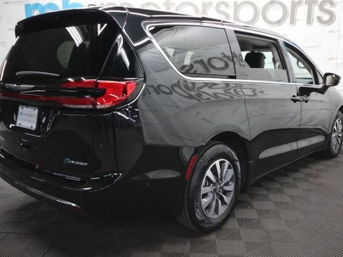 Used 2023 Chrysler Pacifica Touring-L image 8